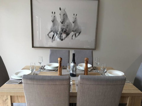 Executive Mansion, Spring Racing, Melbourne Cup - Accommodation Daintree 1