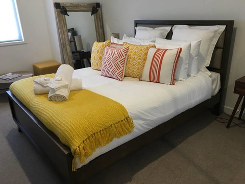 Executive Mansion, Spring Racing, Melbourne Cup - Accommodation Daintree 2