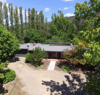 Farrington House - On the banks of the Ovens River - Accommodation Daintree