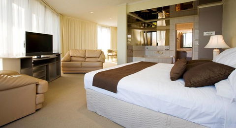 Frankston International - Accommodation Daintree 1