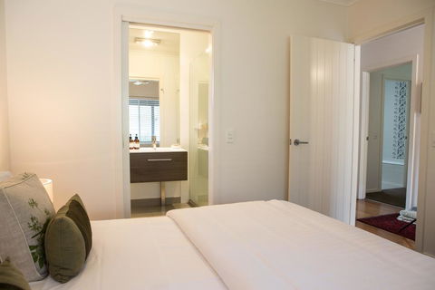 Furmston House & Studio - Accommodation Daintree 0