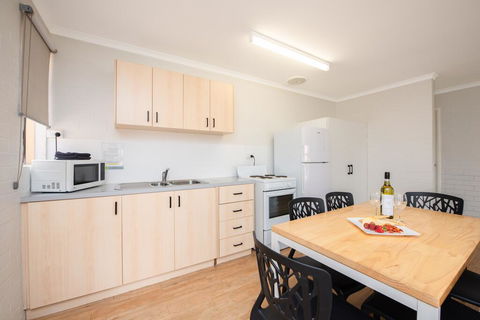 Geraldton's Ocean West Holiday Units & Short Stay Accommodation - Accommodation Daintree 1