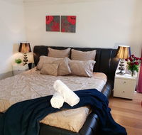 GIRLS ONLY. Large bedroom with KING bed close to everything - Accommodation Daintree