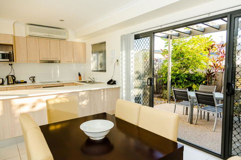 Gladstone Heights Executive Apartments - Accommodation Daintree 2