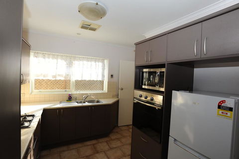 Glenelg Holiday Apartments-Colonial Square - Accommodation Daintree 3