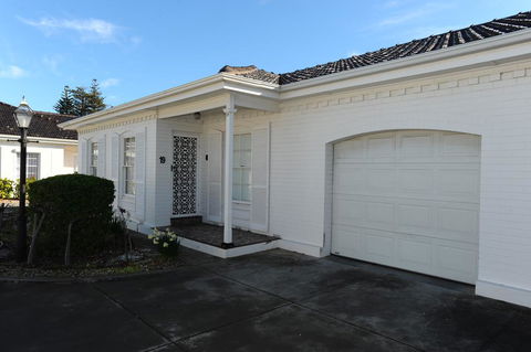 Glenelg Holiday Apartments-Colonial Square - Accommodation Daintree 0
