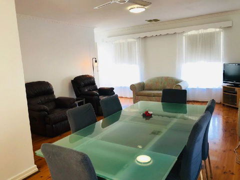 Glenelg Holiday Apartments-Colonial Square - Accommodation Daintree 2