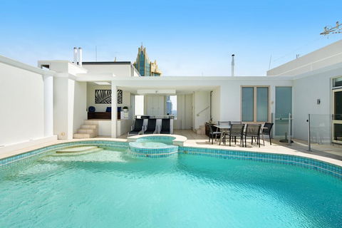 Golden Gate 2 Storey Penthouse With Pool - We Accommodate - Accommodation Daintree 0