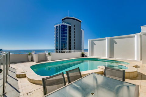 Golden Gate 2 Storey Penthouse With Pool - We Accommodate - Accommodation Daintree 1