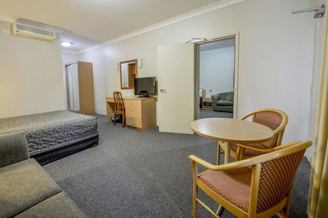 Golden Guitar Motor Inn - Accommodation Daintree 0