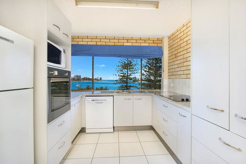 Golden Shores U8, 21 Landsborough Parade - Accommodation Daintree 3