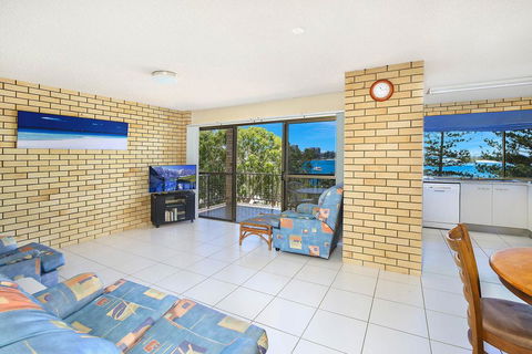 Golden Shores U8, 21 Landsborough Parade - Accommodation Daintree 2