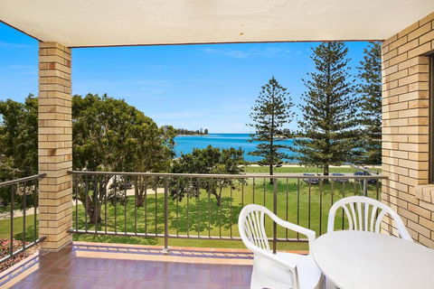 Golden Shores U8, 21 Landsborough Parade - Accommodation Daintree 0