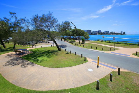 Golden Shores Unit 1, 21 Landsborough Parade - Accommodation Daintree 1