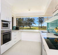Golden Shores Unit 1 21 Landsborough Parade - Accommodation Daintree