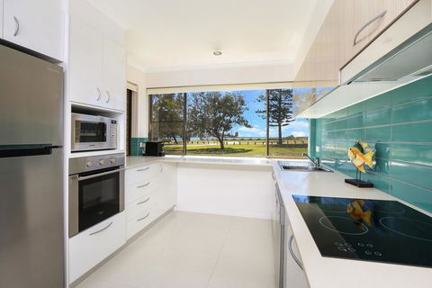 Golden Shores Unit 1, 21 Landsborough Parade - Accommodation Daintree 0