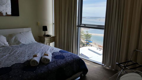 Grand Hotel Ocean View Apartment Labrador - Accommodation Daintree 2