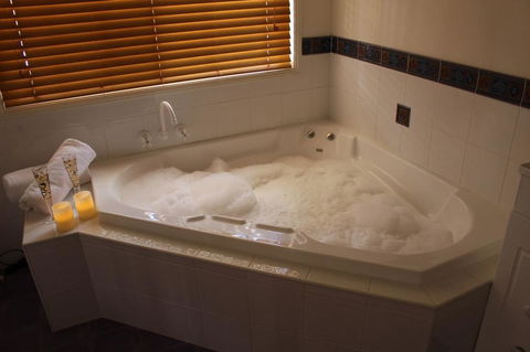 Granite Gardens Cottages & Lake Retreat - Accommodation Daintree 2