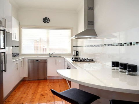 Hidden Gem In Cafe Strip! Chadstone + King Bed - Accommodation Daintree 1