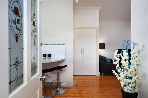Hidden Gem In Cafe Strip! Chadstone + King Bed - Accommodation Daintree 2