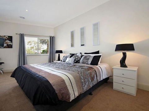 Hidden Gem In Cafe Strip! Chadstone + King Bed - Accommodation Daintree 3