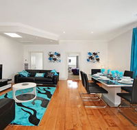Hidden Gem in Cafe Strip Chadstone  King Bed - Accommodation Daintree