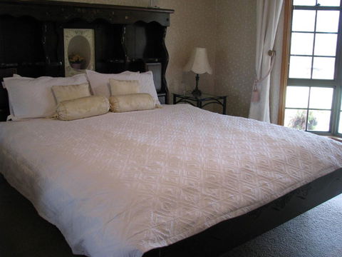 Hill Top Country Guest House - Accommodation Daintree 0