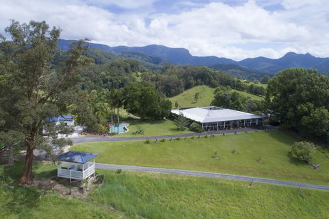 Hillcrest Mountain View Retreat - Accommodation Daintree 0