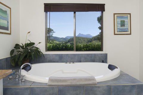 Hillcrest Mountain View Retreat - Accommodation Daintree 2