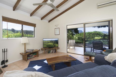 Hillcrest Mountain View Retreat - Accommodation Daintree 3