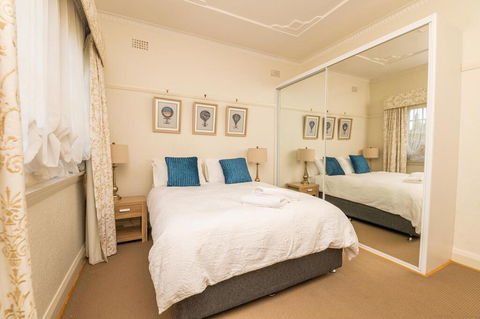 Hillside Cottage  Comfy, Spacious, Walk To CBD & Stannies - Accommodation Daintree 3