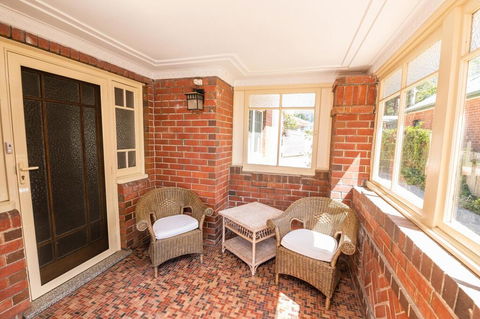 Hillside Cottage  Comfy, Spacious, Walk To CBD & Stannies - Accommodation Daintree 2