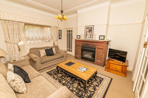Hillside Cottage  Comfy, Spacious, Walk To CBD & Stannies - Accommodation Daintree 1