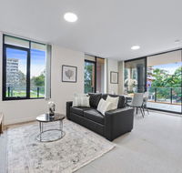 HomeHotel walking distance to Train and Westfield. - Accommodation Daintree