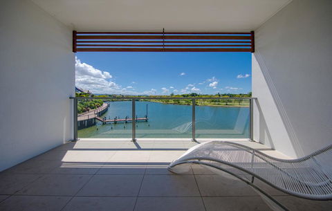 HomePlus - Lakeview Morden Townhouse - Accommodation Daintree 0