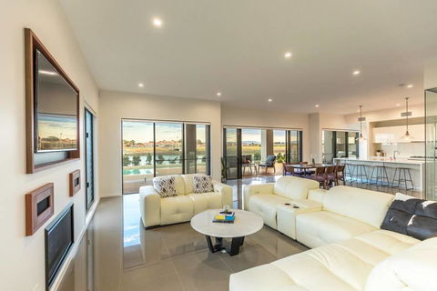HomePlus - Luxury Living In Sanctuary Cove - Accommodation Daintree 2