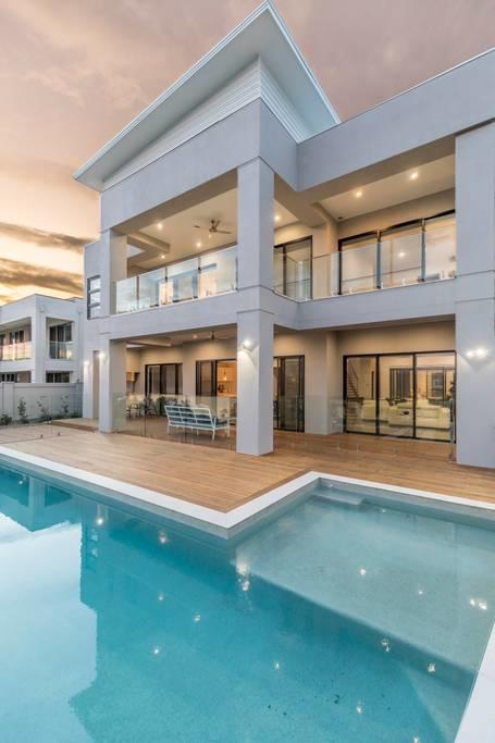 HomePlus - Luxury Living In Sanctuary Cove - Accommodation Daintree 3