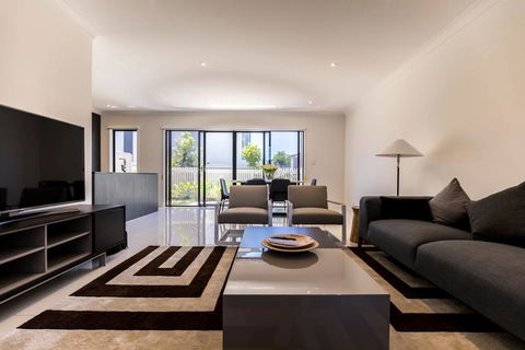 Homeplus-Escape To Modern Home In Hope Island - Accommodation Daintree 0