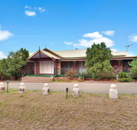 King Retreat Estate - you can honestly walk to Bimbadgen and Hope Estate concerts - Accommodation Daintree