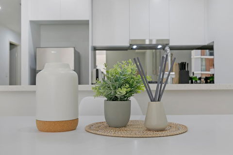 KOZYGURU MASCOT WALK TO STATION MODERN DESIGNER 2 BED APT FREE PARKING NMA260-312 - Accommodation Daintree 2