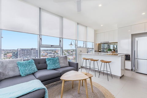 KOZYGURU NEWSTEAD DESIGNER 2 BED APT FREE PARKING POOL + GYM QNE088 - Accommodation Daintree 0