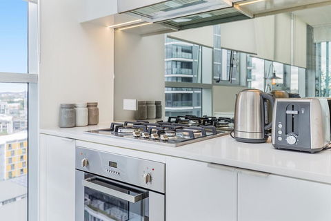 KOZYGURU NEWSTEAD DESIGNER 2 BED APT FREE PARKING POOL + GYM QNE088 - Accommodation Daintree 1