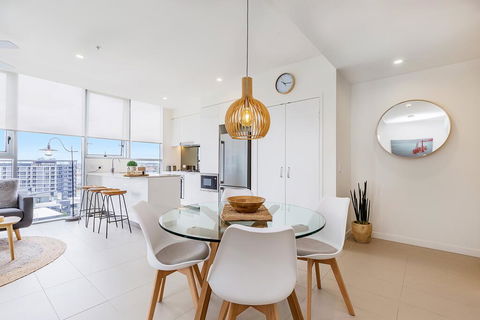 KOZYGURU NEWSTEAD DESIGNER 2 BED APT FREE PARKING POOL + GYM QNE088 - Accommodation Daintree 3