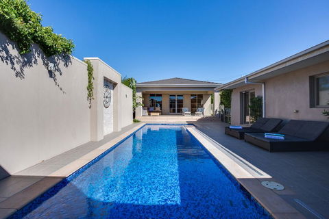 Kraimorie Large Family Beach House With Pool, Superb Water Views, Pool, And Games Room - Accommodation Daintree 1