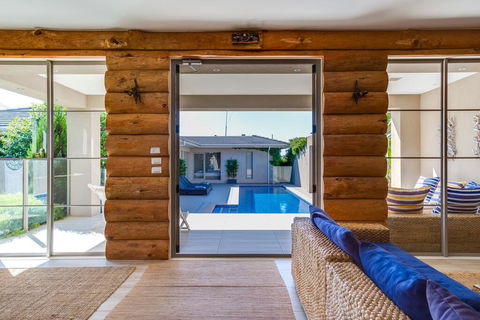 Kraimorie Large Family Beach House With Pool, Superb Water Views, Pool, And Games Room - Accommodation Daintree 3