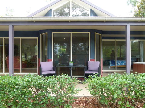 Lake Russell Lakeside Retreat - Accommodation Daintree 2