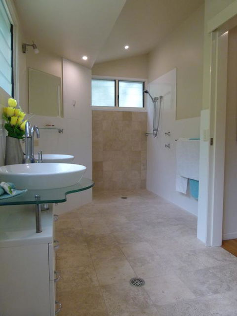 Lake Russell Lakeside Retreat - Accommodation Daintree 3