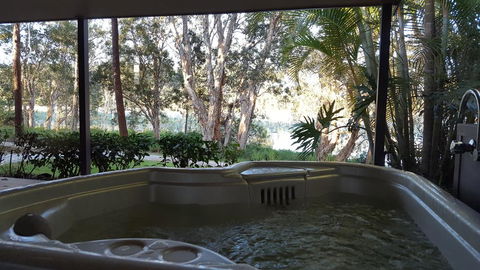 Lake Russell Lakeside Retreat - Accommodation Daintree 0