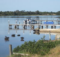 Lakes Waterfront Motel and Cottages with King Beds - Accommodation Daintree