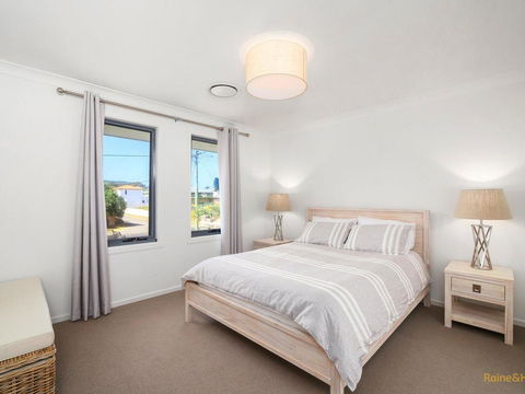 Lakeside Luxury - 13 Lake Street - Accommodation Daintree 3